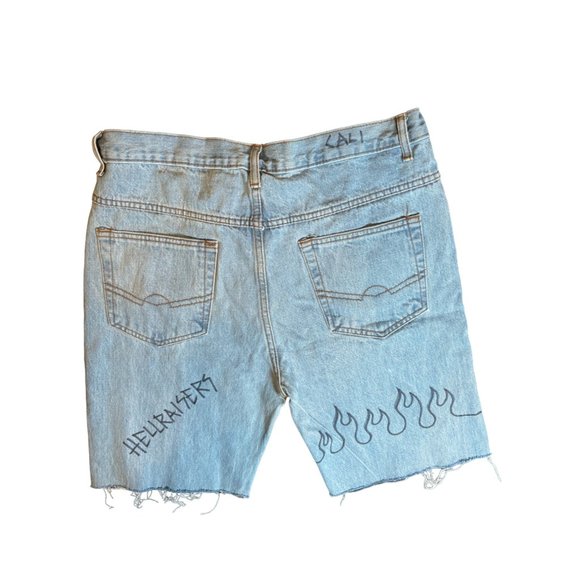 Cali Studios Graffiti Denim Shorts Bermuda Blue Size 32 - Picture 2 of 9